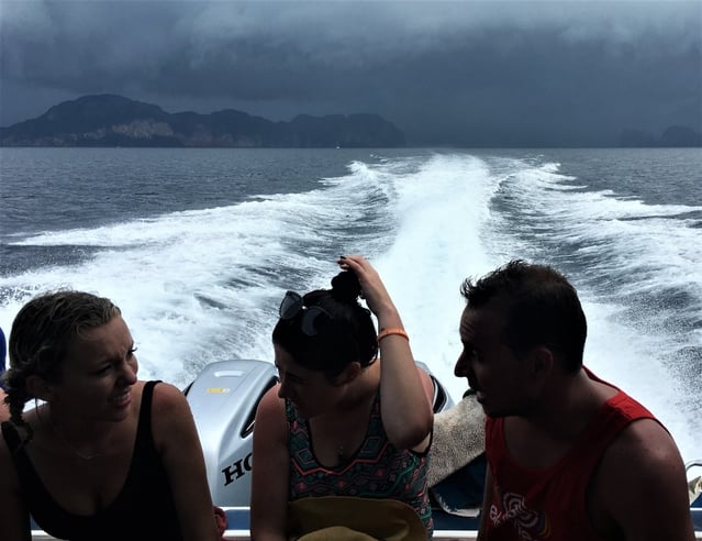 freaky finance, freaky travel, Meer, Speedboot, 3 Menschen, Phi Phi Island, Unwetter