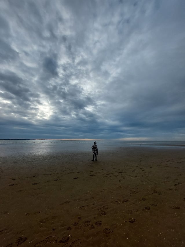 Mijn vriendin op strand na een walking mediation, welke we samen hebben gelopen