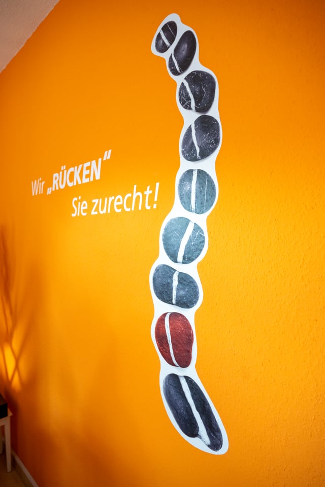 Wandbeschriftung: Wir Rücken Sie zurecht!