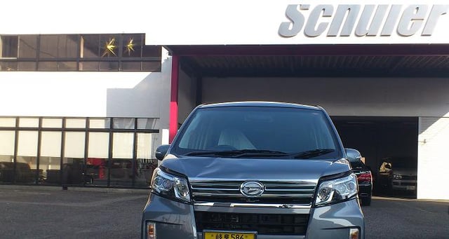 名古屋楠店では1､2階 合計 約100台の駐車スペースに50車種の豊富なレンタカー&代車をご用意して皆様をお待ちしています