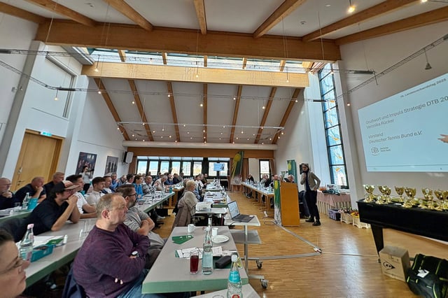 Der 1. Vorsitzende Sören Brauns, Dr. Renate Nadge und Schatzmeisterin Renate Quast bei der 14. Mitgliederversammlung des 1. TC Magdeburg. Dr. Nadge hält einen Blumenstrauß in den Händen, den sie im Rahmen ihrer Ehrung für besondere sportliche Leistungen e
