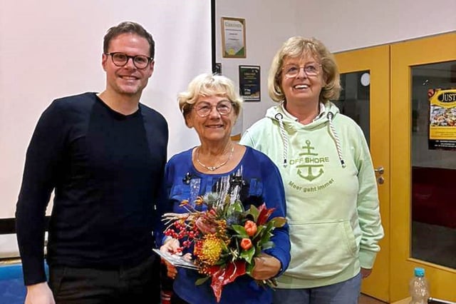 Der 1. Vorsitzende Sören Brauns, Dr. Renate Nadge und Schatzmeisterin Renate Quast bei der 14. Mitgliederversammlung des 1. TC Magdeburg. Dr. Nadge hält einen Blumenstrauß in den Händen, den sie im Rahmen ihrer Ehrung für besondere sportliche Leistungen e