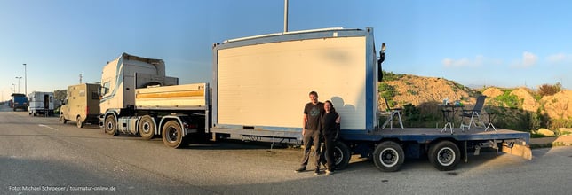 Johannes und Erika vor ihrem "Wohnmobil"
