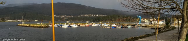 morgendlicher Blick mit dem Handy aus dem  Womo:  Die Sonne findet eine Lücke durch die Wolken nach einer stürmischen  Nacht