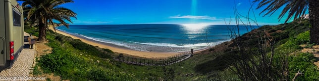 Blick von der Küstenstraße von Salema