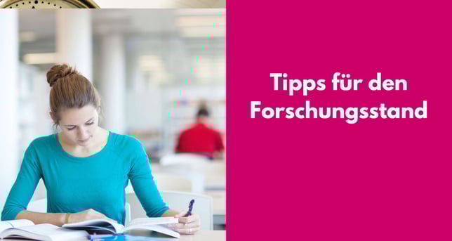 Studentin in der Bibliothek. Bezeichnet: Tipps für den Forschungsstand.