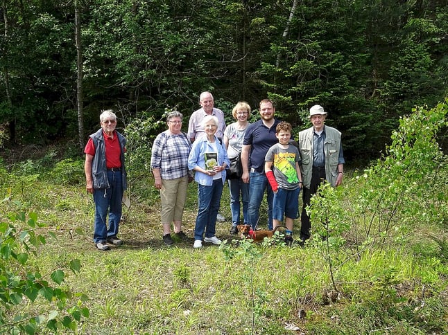 Gruppenfoto auf Waldlichtung bei schönem Wetter
