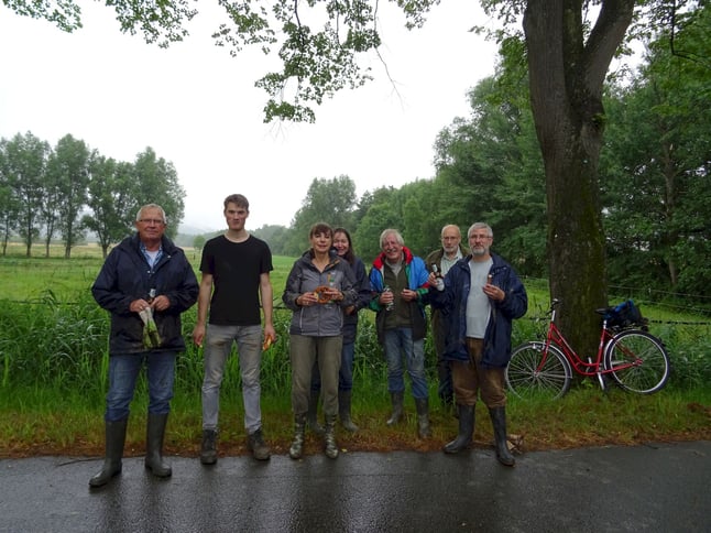 Gut gelauntes Gruppenfoto am Wegesrand in wetterfester Kleidung