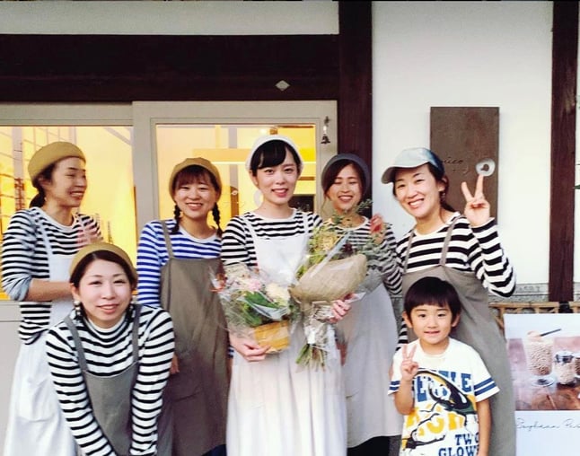 店長の中尾さん（右端）はじめ、元気なスタッフたちの写真