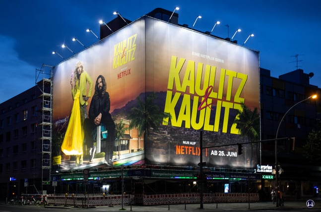 Bei Dunkelheit entfaltet das Mural einen ganz eigenen Reiz - und kommt hier dank leuchtender Gelbfarben und einer effektiven Beleuchtung voll zur Geltung.