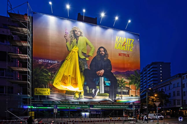 Ich wünsche an die dieser Stelle der neuen Serie, den Kaulitz Brüdern und vor allem den an dem Fassadenposter beteiligten ausführenden Firmen und Künstlern viel Erfolg! 