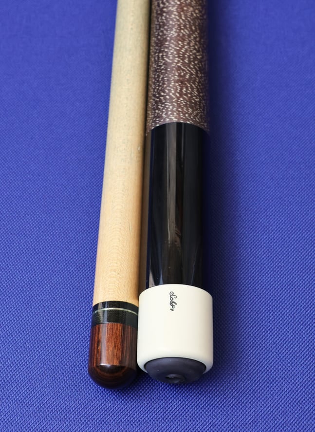 オレでも使い倒すキューは持っている。何度もメンテナンスした1987年製ショーンR6。糸巻はテッド・ハリス、プレーサー製のブラウンバンパーを留めるスクリューはバリー・ザンボッティが交換