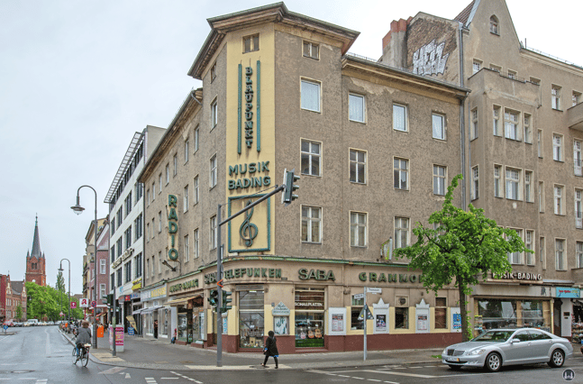 Musikhaus Bading in Berlin - Neukölln, Karl - Marx - Straße. Eckhaus Karl - Marx- und Thomasstraße.