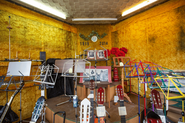 Musikhaus Bading in Berlin - Neukölln, Karl - Marx - Straße. Notenständer und Gitarren aller Art fand man im Bereich der Eckfenster an der Karl - Marx- und Thomasstraße.