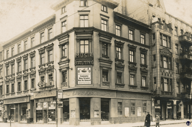 Musikhaus Bading in Berlin - Neukölln, Karl - Marx - Straße. Postkarte von 1919, Sammlung Lutz Röhrig.