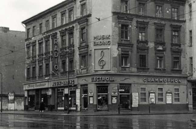 Das Eckhaus Karl-Marx-Straße von Bading in den 1960er Jahren.