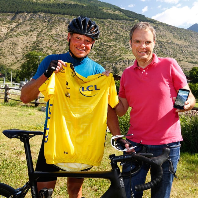 Mit gelbem Trikot und neuer App: Jan Ullrich mit Josef Bernhart vor dem Start auf die Cima Coppi © Sabine Jacob