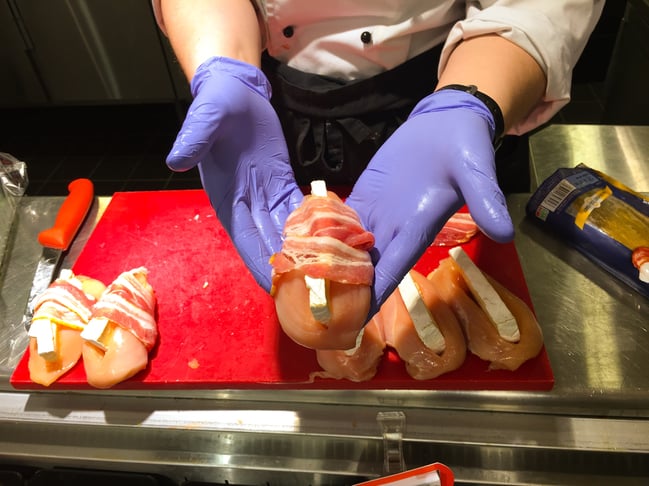 Kyllingfilet med brie og bacon, en egenprodusert delikatesse. Inn i ovnen, eller på grill oppi skål av alufolie.