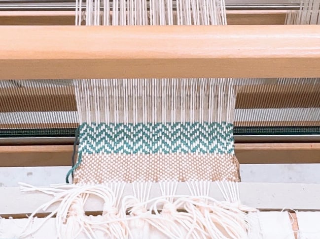 ▲多綜絖なら綾織やヘリンボーン柄、平織の完成度も上がります