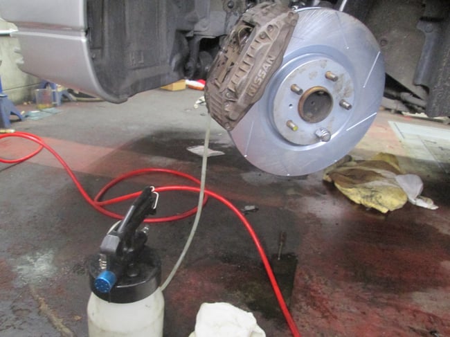 ブレーキオイル交換（エア抜き）後、漏れチェックをして終了です。