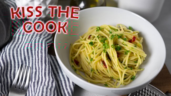 Spaghetti Aglio e Olio aus dem Film Kiss the Cook - Chef - Pasta, Pastarezepte, Mittagessen, einfache rezepte, schnelle rezepte, abendessen, knoblauch, rezepte aus filme, essen aus filme, recipes from movies, movie recipes, food from movies, kochen