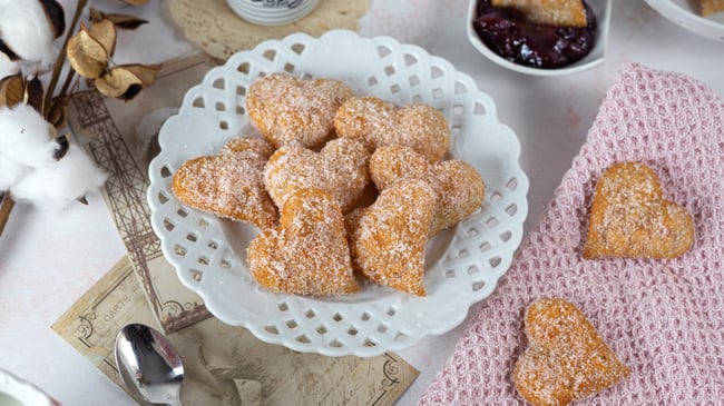 Süsse Herz Chips - Valentinstag, snacks, dessert, gebäck, frittieren, frittiert, rezeptideen, einfache rezepte, schnelle rezepte, schnelle desserts, familienküche, vegan, vegetarisch, frühstück