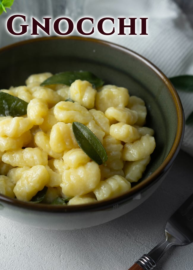 Gnocchi an Salbeibutter - Gnocchi ganz einfach und schnell machen. Italienische Küche, Mittagessen, Abendessen für die ganze Familie. Aus Kartoffelresten ein tolles Gericht machen.