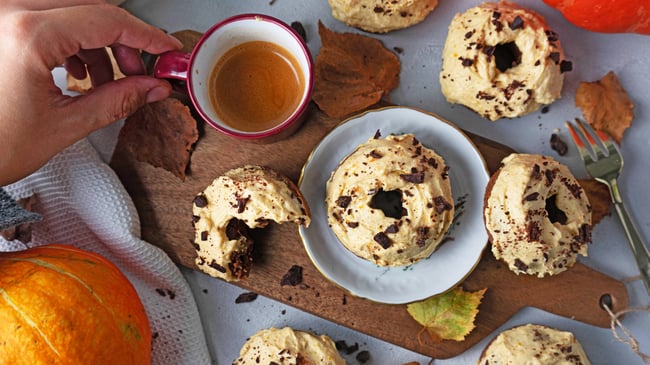 Schokolade Zucchini Donuts mit Pumpkin Spice Creme - Ein köstliches Dessert für den Herbst oder Spätsommer mit Kürbis. Perfekt auch als Frühstück oder Snack