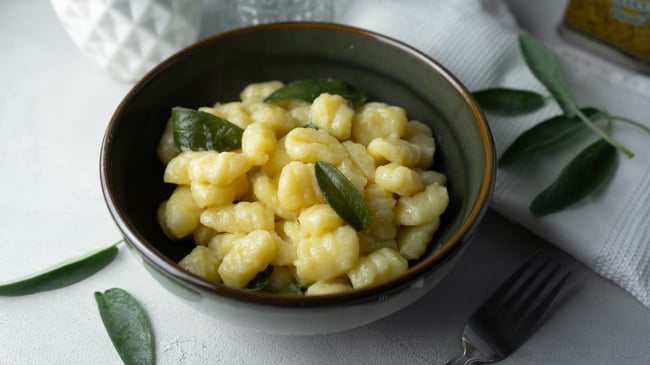 Gnocchi an Salbeibutter - Gnocchi ganz einfach und schnell machen. Italienische Küche, Mittagessen, Abendessen für die ganze Familie. Aus Kartoffelresten ein tolles Gericht machen.