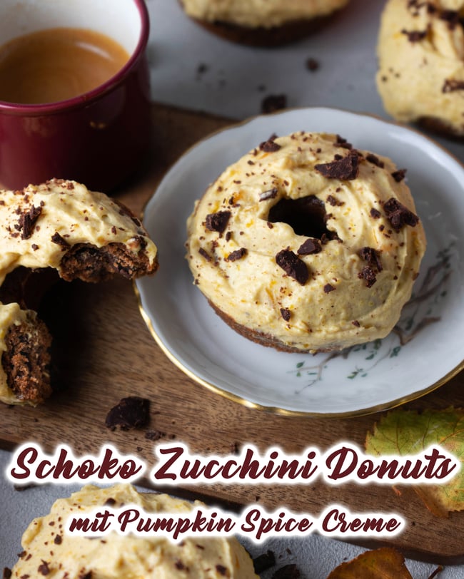 Schokolade Zucchini Donuts mit Pumpkin Spice Creme - Ein köstliches Dessert für den Herbst oder Spätsommer mit Kürbis. Perfekt auch als Frühstück oder Snack