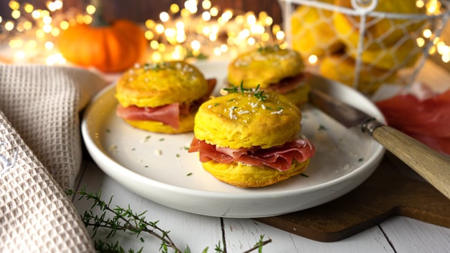 Kürbis Scones - Frühstück, Brunch Rezepte, Rezeptideen, Kürbisrezepte, Herbstrezepte, Winter, Mittagessen Rezepte, Abendessen Rezepte, Kochen für die Familie, Schinken, Apero, APeritiv, Fingerfood, Partyfood Ideen