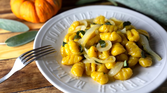 Kürbis Gnocchi mit Karamellisierten Zwiebeln und Birnen - Einfache rezepte, Mittagessen, Abendessen, Rezepte für den Herbst, Herbstrezepte, Kürbisrezepte, Familienküche, Familienrezepte, Rezeptideen, Saisonal, Pasta, Hauptspeise