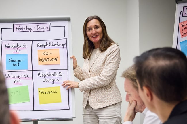 Renate Pilz als Trainerin am FlipChart