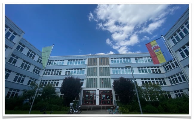 Merle und Jette berichten über unser Schuljubiläum.