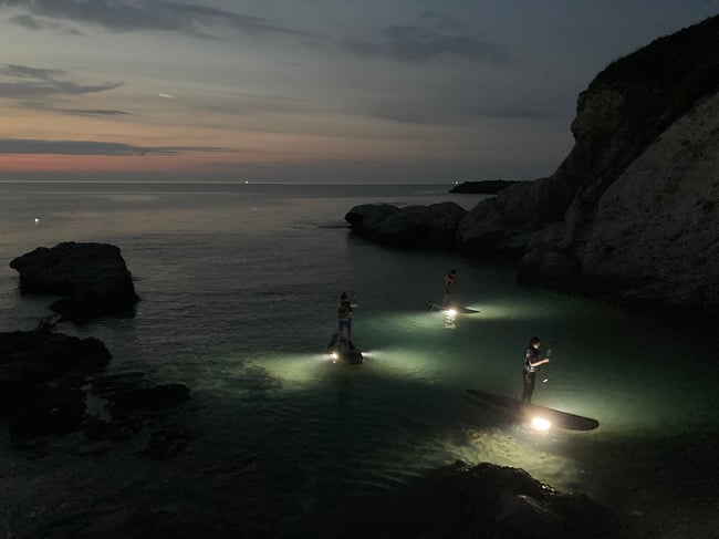 新潟県柏崎市鯨波海水浴場の小竹屋旅館でナイトSUP