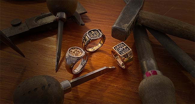 Einzigartige Wappen- und Siegelringe, handgefertigt im Atelier der Goldschmiede OBSESSION in Zürich und Wetzikon.