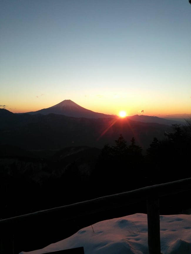 富士の裾野からのぼる太陽