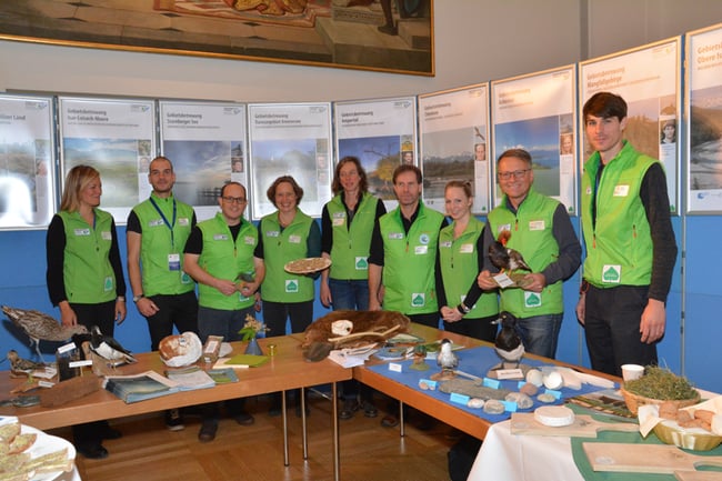 Gebietsbetreuungen im Bezirk Oberbayern,  v. l. n. r.: Andrea Gehrold, Sebastian Böhm, Dirk Alfermann, Elisabeth Pleyl, Birgit Weis, Michael Schödl, Kathrin Schwarz, Christian Niederbichler, Marco Müller, Foto: StMUV Bayern