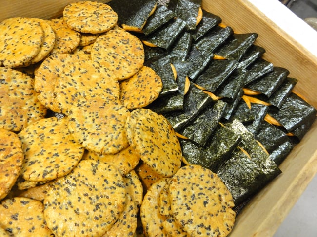 黒ごま＆海苔巻きせんべい