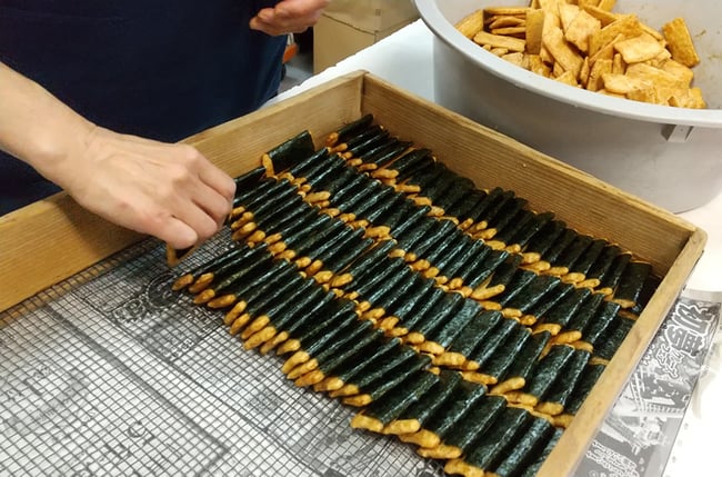 焼き海苔巻きせんべい