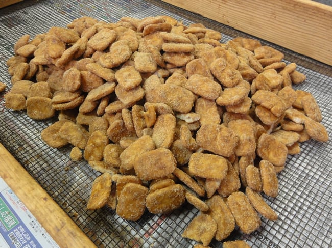 黒砂糖掛けせんべい