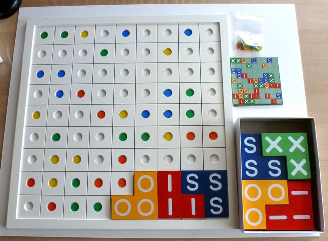 Quel plaisir de jouer sur ce LIXSO surdimensionné. Il suffit de reproduire la grille sélectionnée avec les pastilles qu'on place dans les alvéoles et c'est parti! Chaque tuile fait 14 x 14 cm!