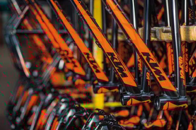 Frisch lackiert: Die Rahmen aus Fernost werden in Mattighofen lackiert und montiert.