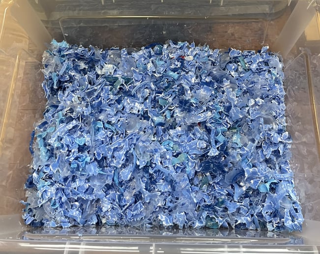 die geschredderten blauen Deckel