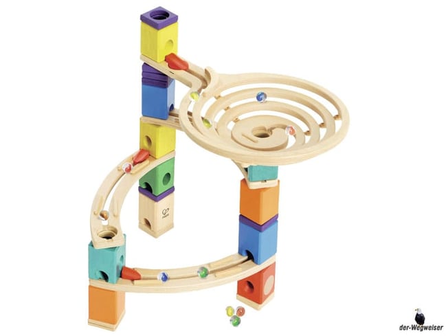 Im Paket Hape sind  11 Holzquader, 3 Kurvenschienen, 1 Trichter, 7 Distanzscheiben, 5 Grundplatten, 4 Lochschliesser, 9 Beschleuniger und 50 bunte Glasmurmeln enthalten.