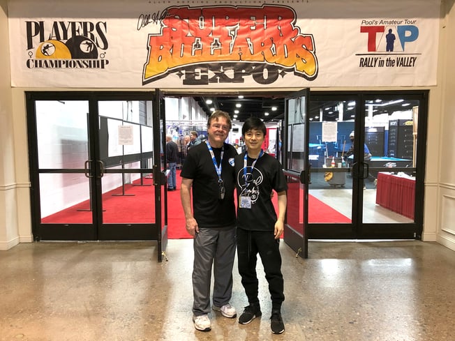 最終日にSBE主催者であるA・ホプキンス（往年のアメリカトッププレイヤー）と記念撮影をした3seconds山田氏