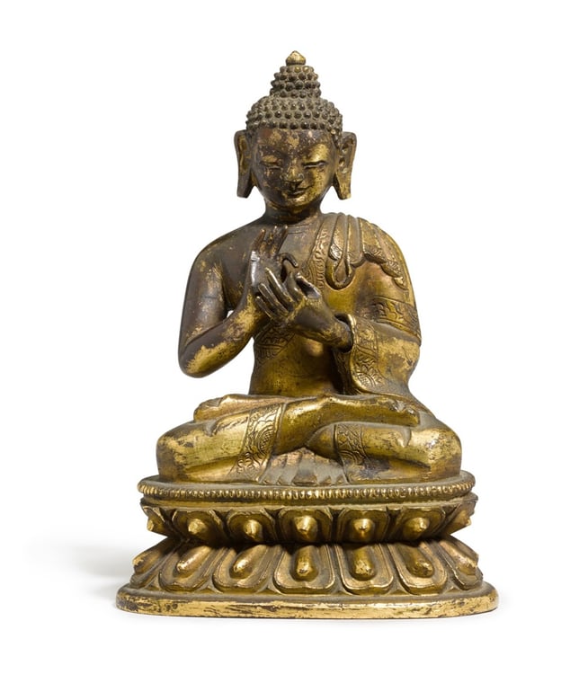 Bronzevergoldeter Buddha sitzt auf dem doppelten Lotossockel aus  17-18 Jahundert
