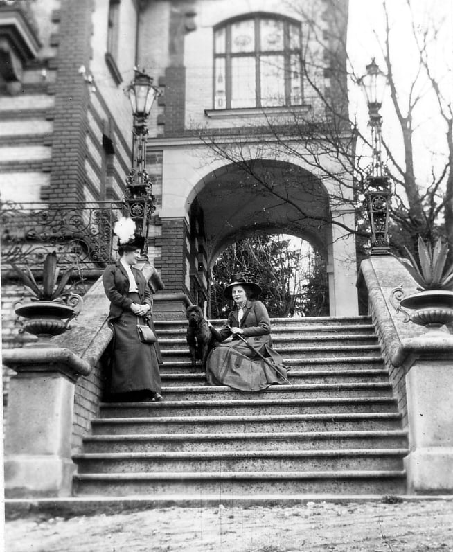 c1910 Ostseite mit Erker (von li Else mit Freundin Frau Köhler) 