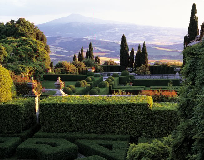 Magnifique jardin à l'italienne avec vue sur les collines du Val d'Orcia
