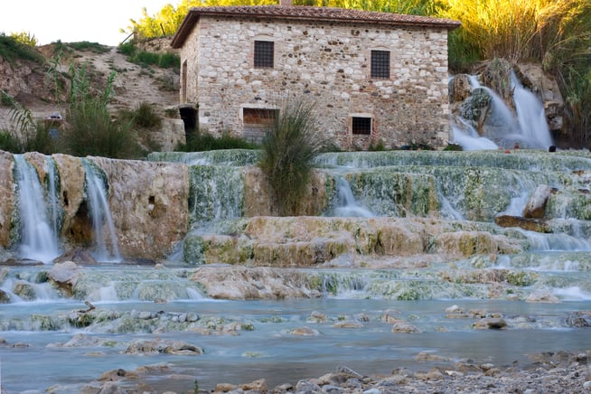 Cascade des thermes de Saturnia et petite maison de pierre